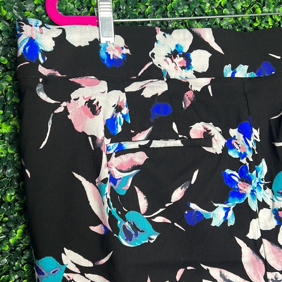 Lane Bryant Allie Floral Ankle Pants Size 24R Black - Picture 8 of 8